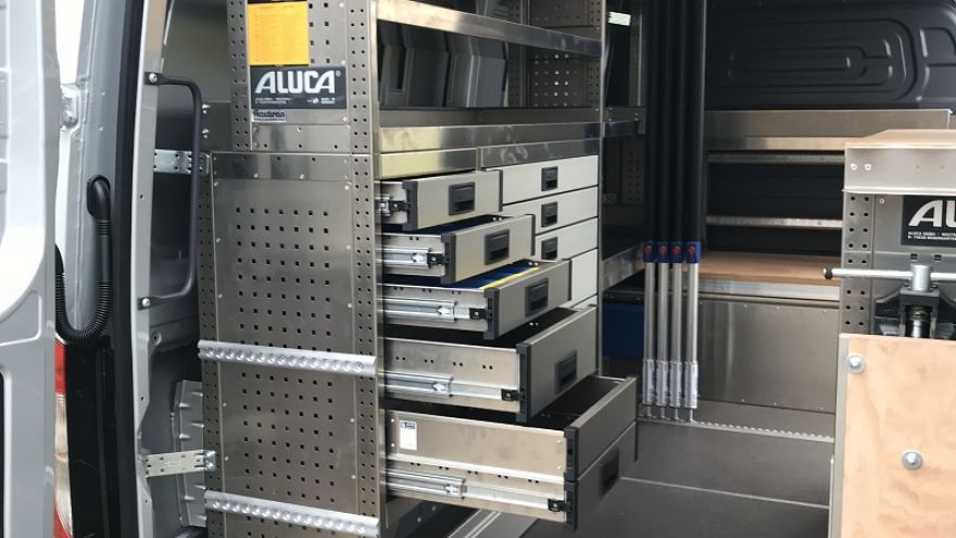 ALUCA-Regalsystem mit ausgezogenen Werkzeugschubladen im Transporter