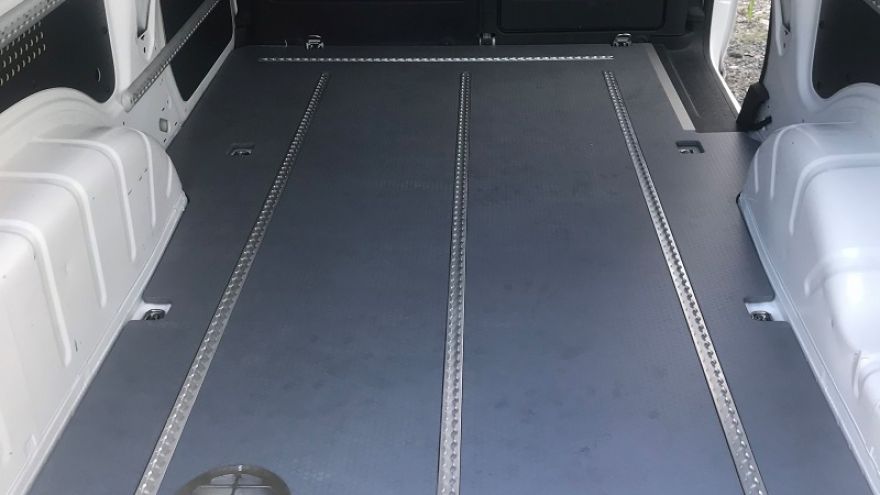 Fahrzeugboden mit Airline-Zurrschienen im Laderaum eines Transporters von Trautwein